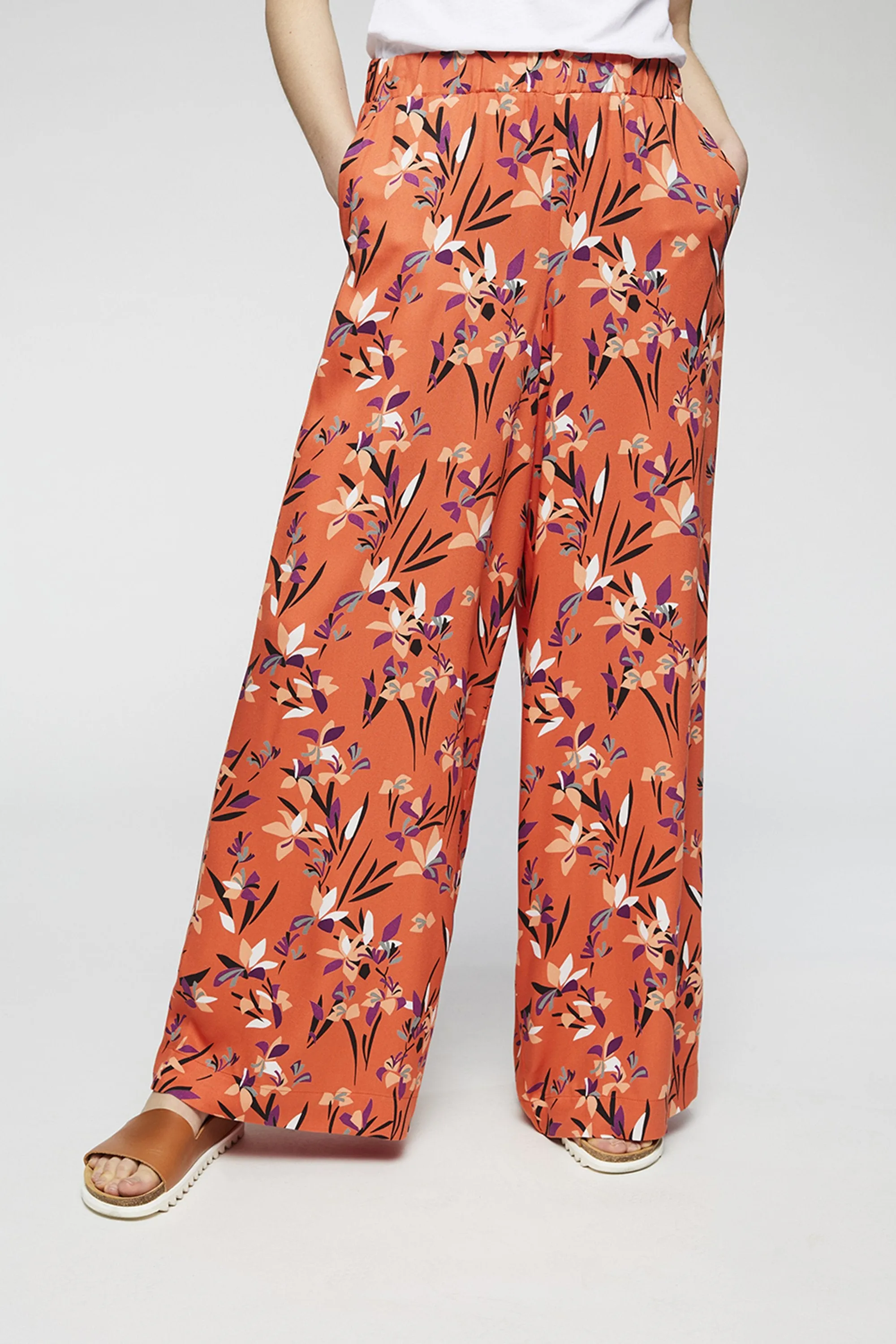 naimaa tropical spirit pants carrot <br> by ARMEDANGELS